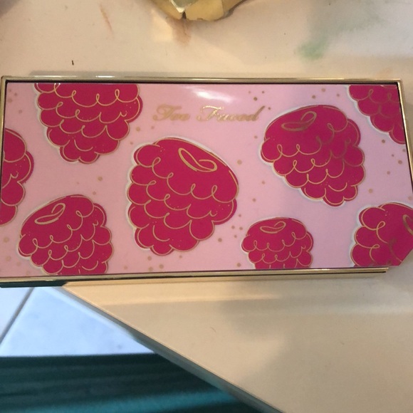 Too faced razzle dazzle berry eyeshadow palette - Picture 2 of 5